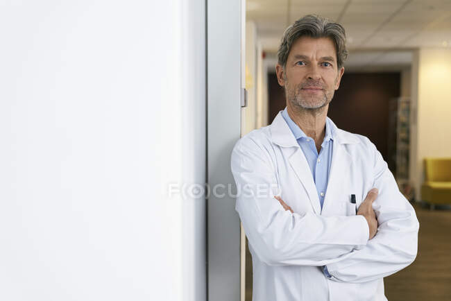 Ritratto di medico fiducioso nella sua pratica medica — Foto stock