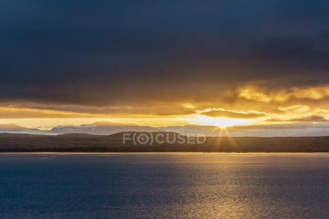 Новая Зеландия, штормовые облака над берегом озера Пукаки на восходе солнца — стоковое фото