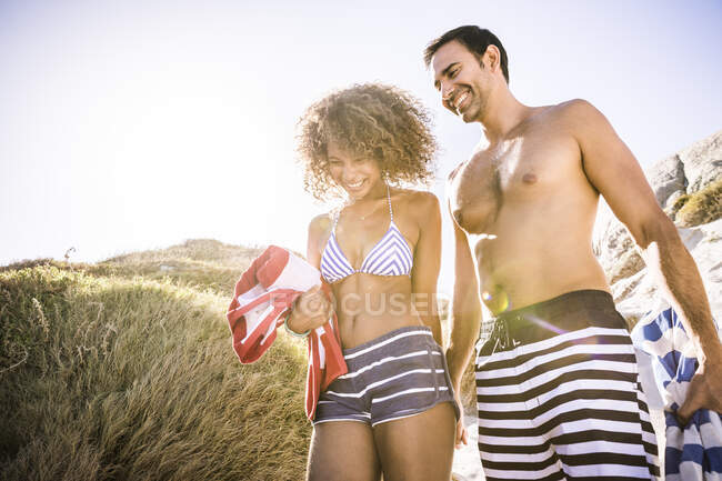 Happy couple on the way to the beach through dunes — Stock Photo