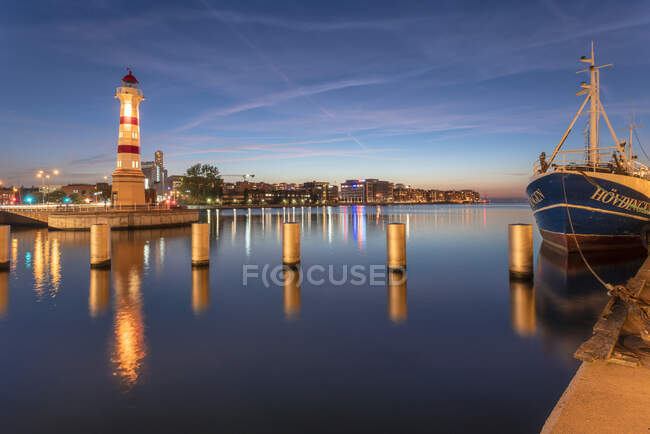 Farol iluminado por rio contra céu em Malmo, Suécia — Fotografia de Stock