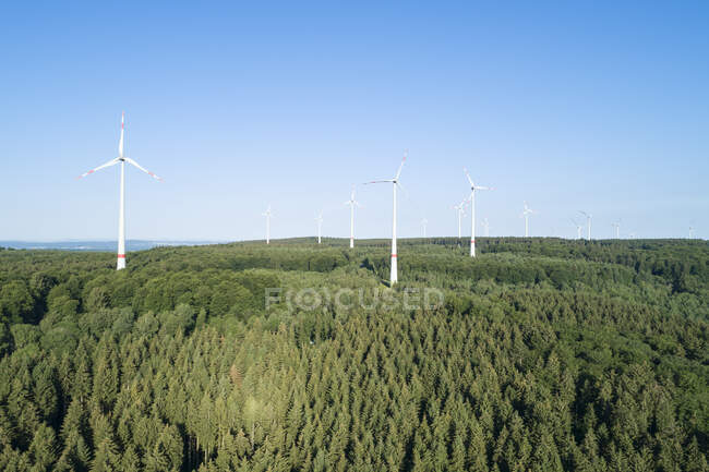 Alemania, Renania-Palatinado, Westerwald, Vista aérea del paisaje rural con turbinas eólicas - foto de stock