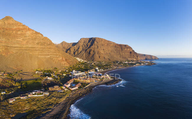 Spagna, Santa Cruz de Tenerife, Valle Gran Rey, Cielo limpido sulla città costiera sull'isola di La Gomera — Foto stock