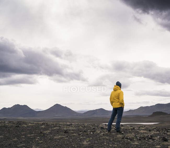 Uomo maturo guardando la vista, regione Highland, Islanda — Foto stock