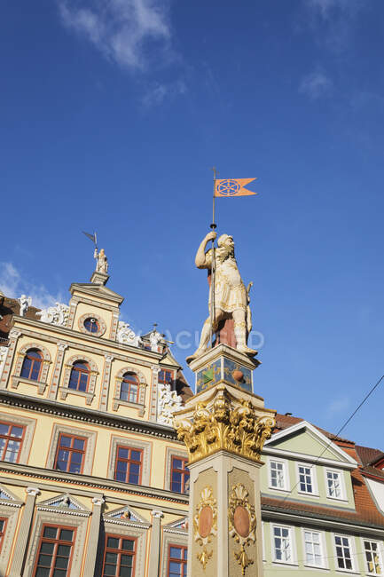 Vue en angle bas de la statue Roland et du bâtiment Renaissance contre le ciel bleu à Erfurt, Allemagne — Photo de stock
