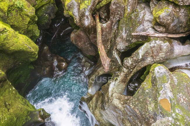 Nueva Zelanda, Oceanía, Isla Sur, Southland, Parque Nacional Fiordland, Río Cleddau y cascada - foto de stock