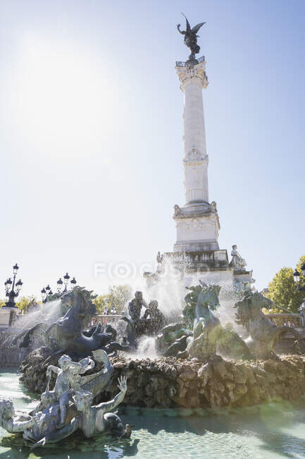 France, Gironde, Bordeaux, Sun shining over Monument aux Girondins — Stock Photo