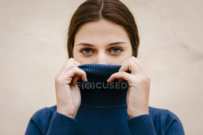 Gros plan portrait de femme avec pull col roulé bleu — Photo de stock