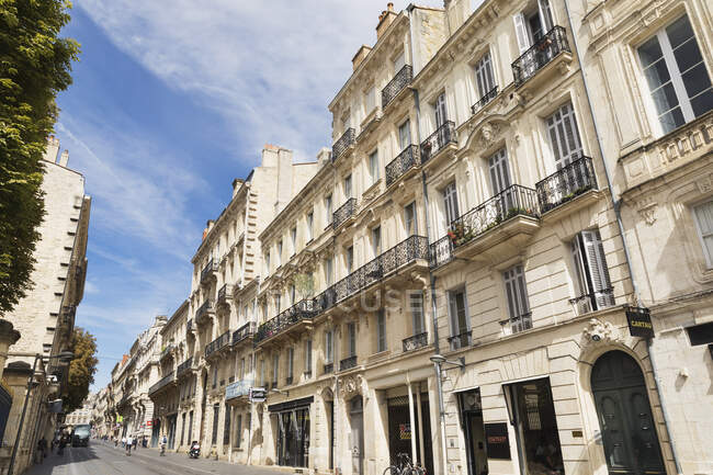 France, Gironde, Bordeaux, Bâtiments de la vieille ville le long de la rue Vital Carles — Photo de stock