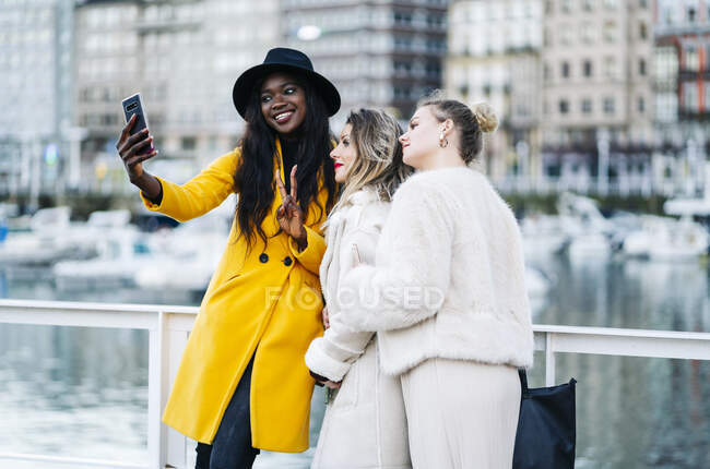 Fidanzate che si fanno un selfie al porto turistico della città — Foto stock