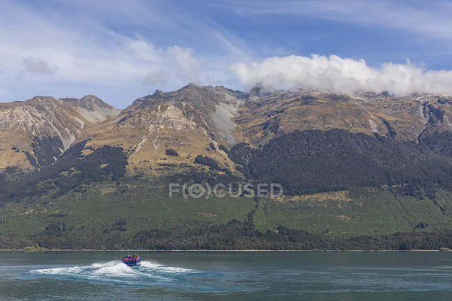 New Zealand, Oceania, South Island, Otago, New Zealand Alps, Glenorchy, Speedboat on Lake Wakatipu — Stock Photo