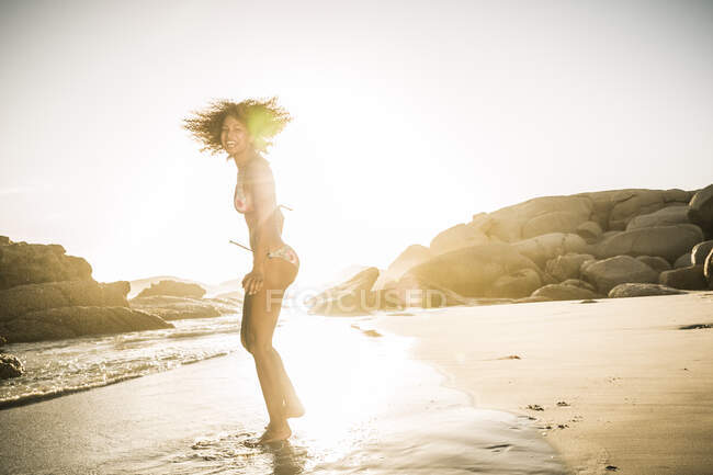 Feliz joven en la playa - foto de stock