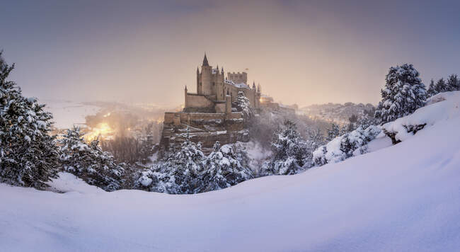 Vista del Castillo de Alcázar en invierno, Castilla y León, Segovia, España - foto de stock