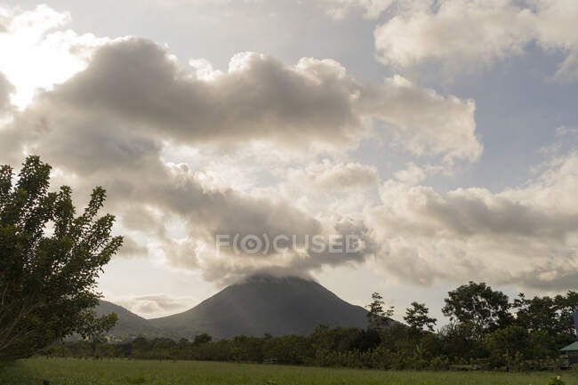 Costa Rica, Provincia de Alajuela, La Fortuna, Nubes sobre Volcán Arenal - foto de stock