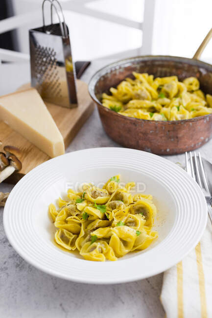 Assiette de tortellini italien au fromage grana — Photo de stock