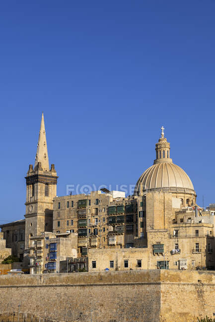Malta, La Valletta, San Paolo Pro-Cattedrale torre e Chiesa di Nostra Signora del Monte Carmelo cupola — Foto stock