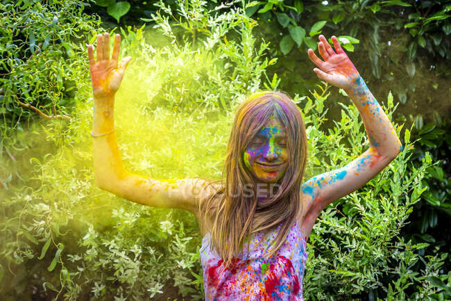 Retrato de niña feliz celebrando el Festival de los Colores - foto de stock