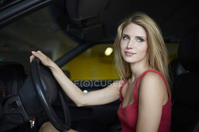 Блондинка за рулем машины