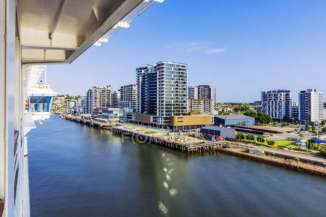 Australia, Queensland, Brisbane, skyline della città visto attraverso il fiume Brisbane — Foto stock