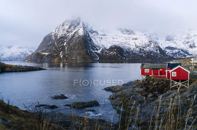 Cabanas vermelhas na costa, Hamnoy, Lofoten, Noruega — Fotografia de Stock