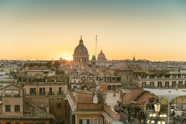 Lo skyline di Roma con San Carlo al Corso e la Basilica di San Pietro prima del tramonto vista da Piazza di Spagna — Foto stock