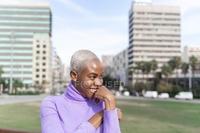 Portrait de femme aux cheveux blancs souriant dans la ville — Photo de stock