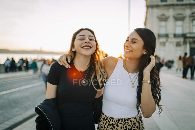 Ritratto di due amici felici al tramonto, Lisbona, Portogallo — Foto stock