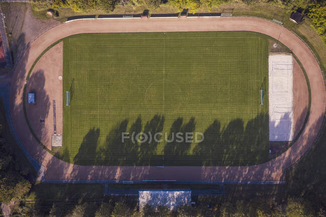 Германия, Баден-Вюртемберг, Фрайбург-им-Брайсгау, вид с воздуха на беговую дорожку, окружающую пустое футбольное поле — стоковое фото