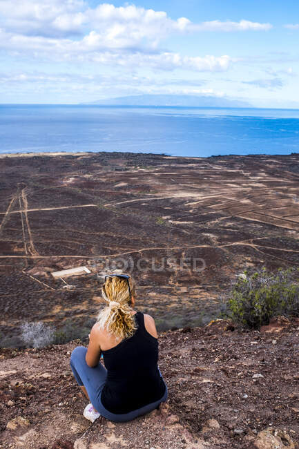 Vista trasera de la mujer sentada en el mirador, Tenerife, España - foto de stock