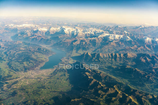 Vue aérienne du paysage et des Alpes, sud-est de la France — Photo de stock