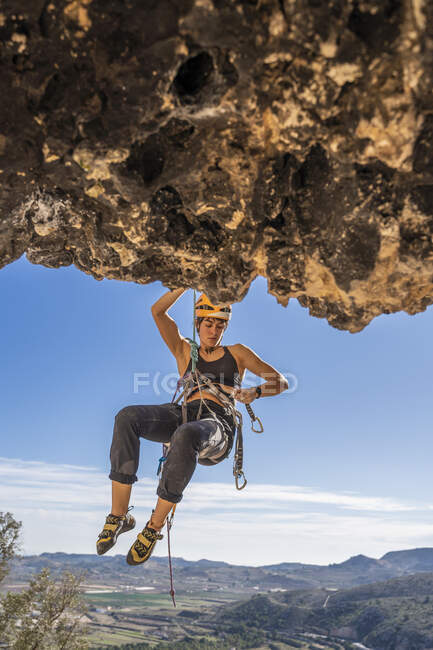 Mujer escaladora rappel de la cara de roca - foto de stock