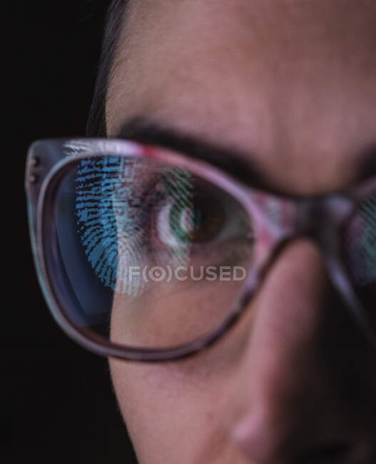 Женщина с отражением отпечатка пальца на очках, чтобы представить личность и доступ — стоковое фото