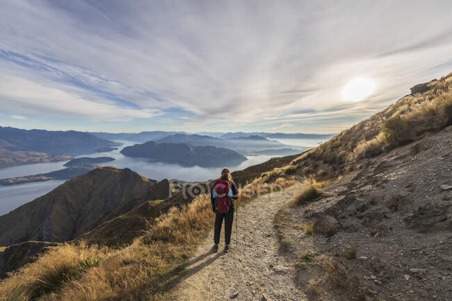 Frau beim Wandern am Roys Peak, Lake Wanaka, Neuseeland — Stockfoto