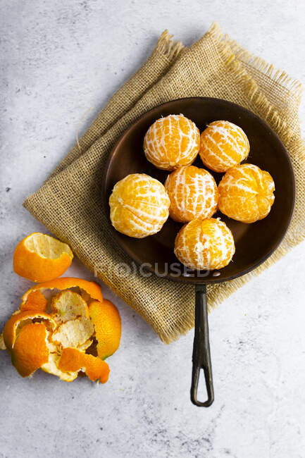 Mandarines fraîchement pelées sur poêle — Photo de stock
