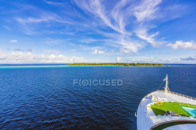 Papua Nuova Guinea, Provincia della Baia di Milne, Arco di nave che naviga sulle acque blu del Mar delle Salomone — Foto stock