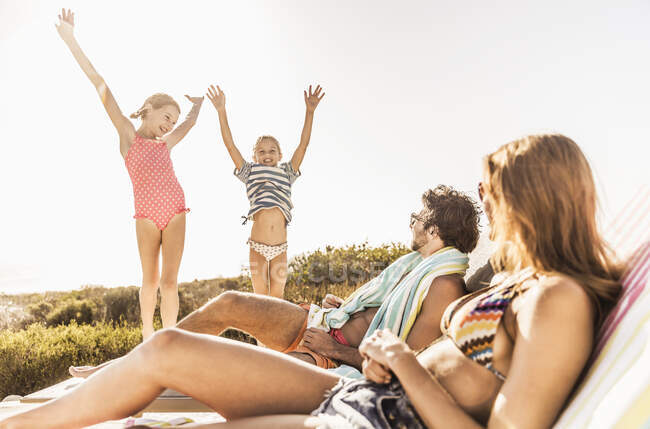 Famiglia rilassante e divertente a bordo piscina — Foto stock