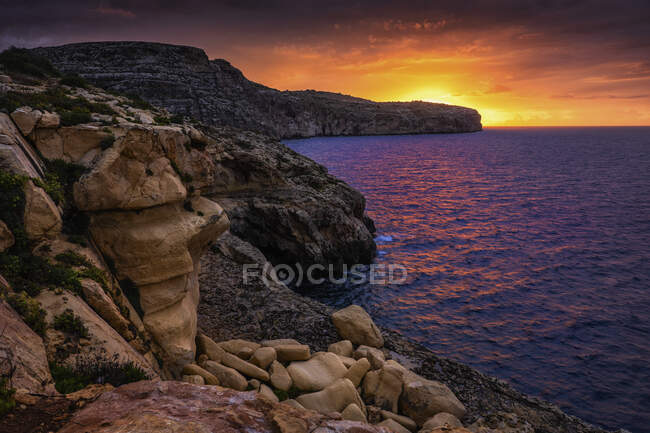 Мальта, Скелястий берег Середземного моря на світанку. — стокове фото