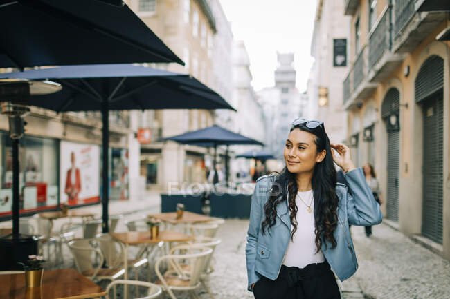 Портрет улыбающейся молодой женщины в городе, Лиссабон, Португалия — стоковое фото