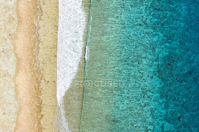 Maldive, Veduta aerea della spiaggia sabbiosa e della barriera corallina nell'atollo di South Male — Foto stock
