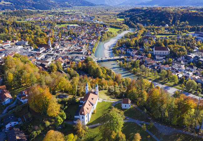 Germania, Baviera, Bad Tolz, Veduta aerea della città lungo il fiume in autunno — Foto stock