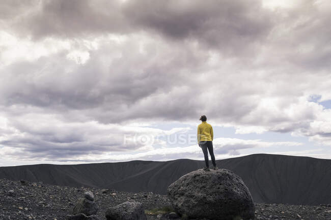 Young woman standing on Hverfjall crater near Myvatn, Iceland, taking pictures — Stock Photo
