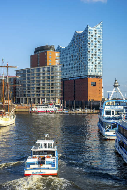 Germany, Hamburg, Ferry sailing toward Elbphilharmonie — Stock Photo