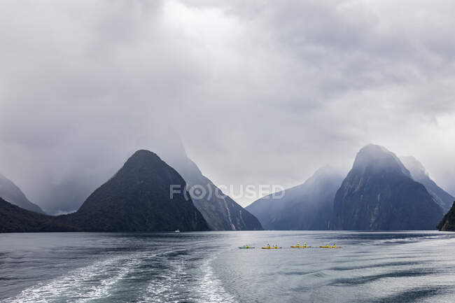 Nouvelle-Zélande, Océanie, Île du Sud, Southland, Parc national de Fiordland, Mitre Peak et sillage sur Milford Sound — Photo de stock