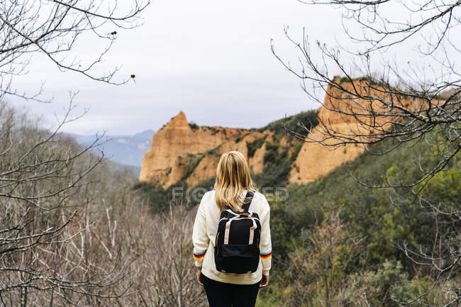 Escursionista femminile su un punto di vista, guardando a Mina de Oro Romana, ex miniera d'oro, Las Medulas, Castiglia e Leon, Spagna — Foto stock