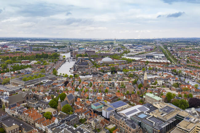 Vista aérea de la ciudad de Haarlem contra el cielo nublado - foto de stock