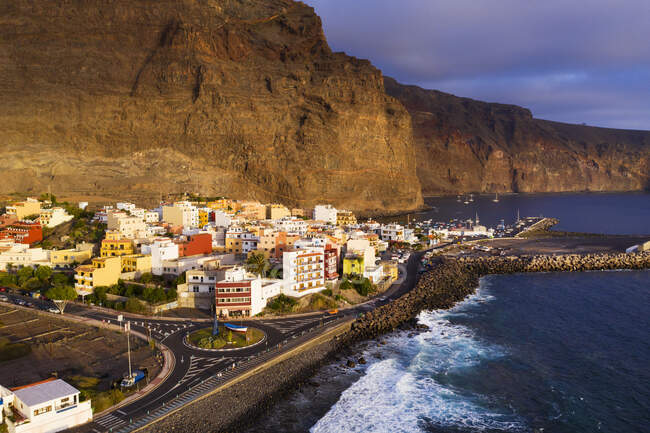 Spanien, Kanarische Inseln, La Gomera, Valle Gran Rey, Vueltas, Blick auf Stadt und Küste — Stockfoto
