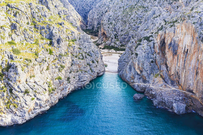 Spagna, Isole Baleari, Sa Calobra, Drone vista sul mare fine della gola Torrent de Pareis — Foto stock
