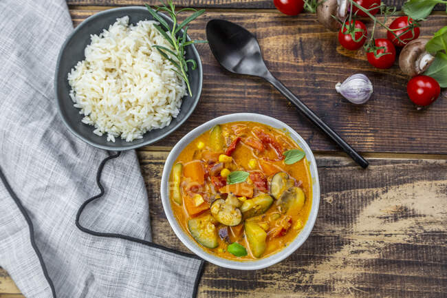 Bol de curry de pommes de terre et riz — Photo de stock