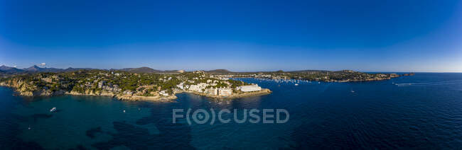 Espanha, Ilhas Baleares, Costa de la Calma, Panorama aéreo do céu azul claro sobre a cidade costeira no verão — Fotografia de Stock