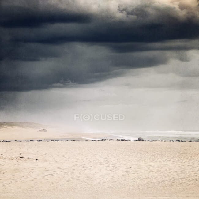 Francia, Nouvelle-Aquitania, Contis, Nubi grigie di tempesta sulla spiaggia di Contis Plage — Foto stock