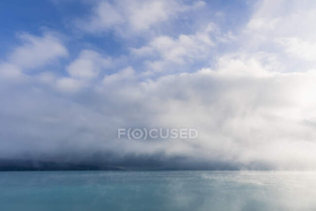 Nouvelle-Zélande, Océanie, Île du Sud, Canterbury, Ben Ohau, Nuages sur le lac Pukaki et les Alpes du Sud (Alpes néo-zélandaises) — Photo de stock